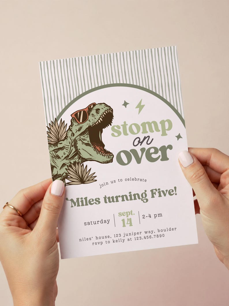 Puede incluir: Una tarjeta de invitaci&oacute;n de cumplea&ntilde;os rectangular con un T-Rex verde con gafas de sol rojas, hojas de palma y el texto: Stomp on over, join us to celebrate, Miles turning Five, Saturday Sept 14, 2-4 pm, niles' house, 123 juniper way, boulder, rsvp to kelly at 123.456.7890.