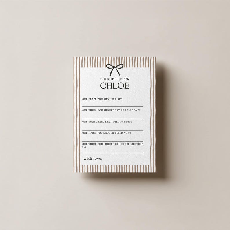 Pode incluir: Um cart&atilde;o de lista de desejos personalizado para Chloe, com uma ilustra&ccedil;&atilde;o de la&ccedil;o e uma borda listrada. O cart&atilde;o inclui sugest&otilde;es para metas como lugares para visitar e h&aacute;bitos para construir. O texto diz "BUCKET LIST FOR CHLOE" e "with love,".