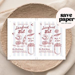 K&ouml;nnte beinhalten: Zwei Einladungen f&uuml;r ein Seafood Boil-Event mit roten Illustrationen von Meeresfr&uuml;chten und Getr&auml;nken auf wei&szlig;em Grund mit blauen Streifen. Der Text lautet "Seafood Boil" und "Pinch, Peel, Party!" Die Einladungen liegen auf einem geflochtenen Tablett.
