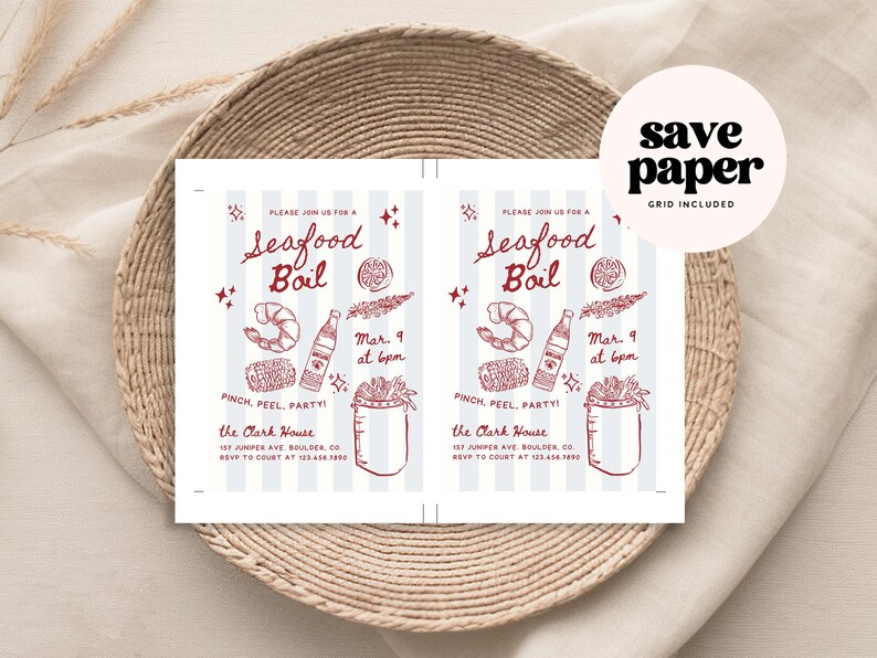 K&ouml;nnte beinhalten: Zwei Einladungen f&uuml;r ein Seafood Boil-Event mit roten Illustrationen von Meeresfr&uuml;chten und Getr&auml;nken auf wei&szlig;em Grund mit blauen Streifen. Der Text lautet "Seafood Boil" und "Pinch, Peel, Party!" Die Einladungen liegen auf einem geflochtenen Tablett.