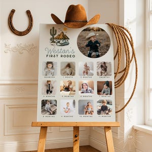 K&ouml;nnte beinhalten: Eine Meilenstein-Fototafel mit dem Text "Weston's First Rodeo" und einem Foto eines Kindes mit Cowboyhut. Die Tafel zeigt Fotos von der Geburt bis zu 11 Monaten. Ein brauner Cowboyhut und ein Seil sind auf der Staffelei platziert.