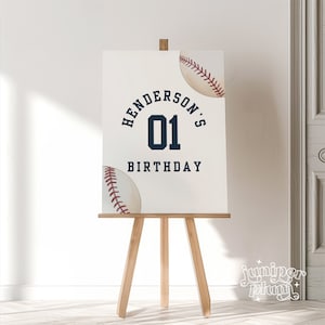 K&ouml;nnte beinhalten: Ein wei&szlig;es Schild mit Baseball-Motiv. Das Schild zeigt den Text "Henderson's 01 Birthday" mit zwei Baseballs auf jeder Seite des Textes.