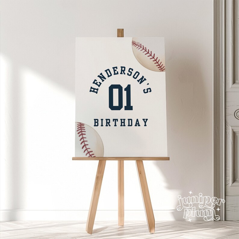 K&ouml;nnte beinhalten: Ein wei&szlig;es Schild mit Baseball-Motiv. Das Schild zeigt den Text "Henderson's 01 Birthday" mit zwei Baseballs auf jeder Seite des Textes.