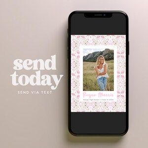 Op de afbeelding: Een zwarte smartphone toont een afstudeerfoto met een bloemenrand. De foto toont een vrouw in een veld, met de tekst "Regan Morris" en "Mango High School + Class of 20XX." De telefoon toont ook de woorden "send today" en "send via text."