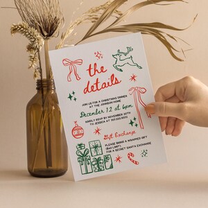 Puede incluir: Una invitaci&oacute;n a una fiesta de Navidad blanca con ilustraciones rojas y verdes de un reno, regalos, adornos y bastones de caramelo. El texto dice "the details" e incluye la fecha y hora de la fiesta, el 12 de diciembre a las 6 pm, y una solicitud de RSVP antes del 20 de noviembre. La invitaci&oacute;n tambi&eacute;n menciona un intercambio de regalos con un l&iacute;mite de 40 &euro;.