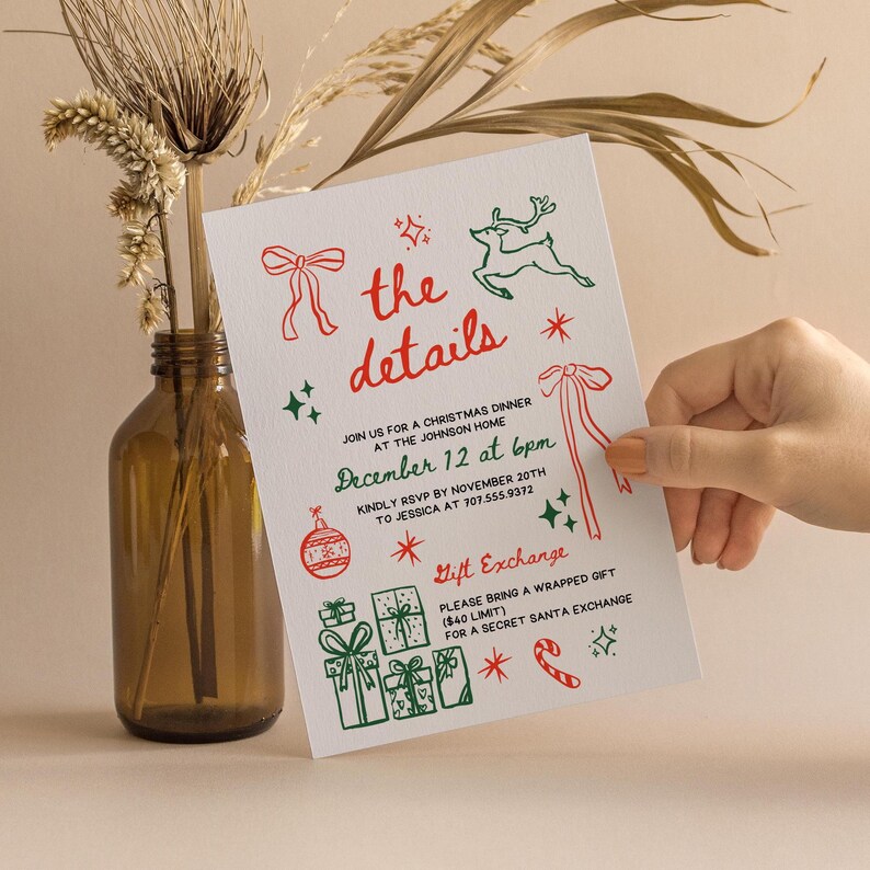 Puede incluir: Una invitaci&oacute;n a una fiesta de Navidad blanca con ilustraciones rojas y verdes de un reno, regalos, adornos y bastones de caramelo. El texto dice "the details" e incluye la fecha y hora de la fiesta, el 12 de diciembre a las 6 pm, y una solicitud de RSVP antes del 20 de noviembre. La invitaci&oacute;n tambi&eacute;n menciona un intercambio de regalos con un l&iacute;mite de 40 &euro;.