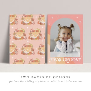 Puede incluir: Dos dise&ntilde;os imprimibles para una invitaci&oacute;n de cumplea&ntilde;os. Un dise&ntilde;o presenta un fondo rosa con un patr&oacute;n repetido de una camioneta vintage amarilla con flores. El otro dise&ntilde;o presenta un fondo rosa con un marco de fotos y el texto "Two * Groovy".