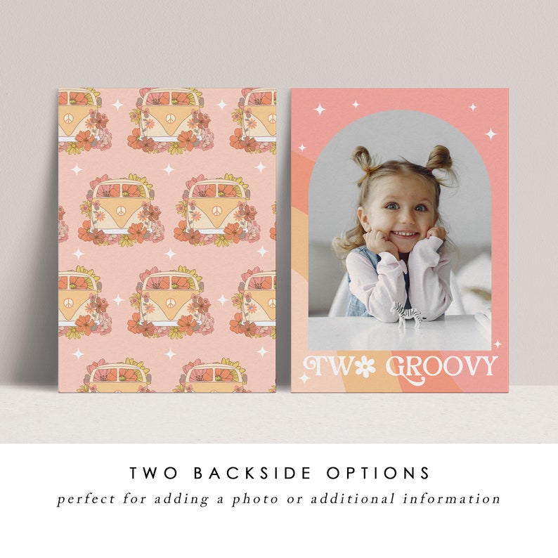 Puede incluir: Dos dise&ntilde;os imprimibles para una invitaci&oacute;n de cumplea&ntilde;os. Un dise&ntilde;o presenta un fondo rosa con un patr&oacute;n repetido de una camioneta vintage amarilla con flores. El otro dise&ntilde;o presenta un fondo rosa con un marco de fotos y el texto "Two * Groovy".