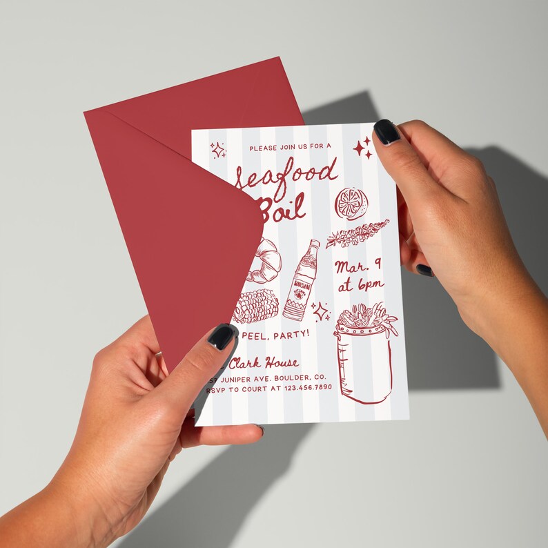 K&ouml;nnte beinhalten: Ein roter Umschlag mit einer Einladung zu einem Seafood Boil. Die Einladung hat einen wei&szlig;en Hintergrund mit blauen vertikalen Streifen und roten Illustrationen von Meeresfr&uuml;chten und dem Text "PLEASE JOIN US FOR A Seafood Boil".