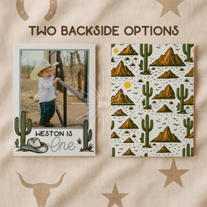 K&ouml;nnte beinhalten: Fotokarte mit einem Foto eines Babys mit Cowboyhut und Jeans. Die Karte hat eine Kaktus- und Hutgrafik mit dem Text "Weston is One". Die R&uuml;ckseite zeigt ein W&uuml;stenlandschaftsmuster.