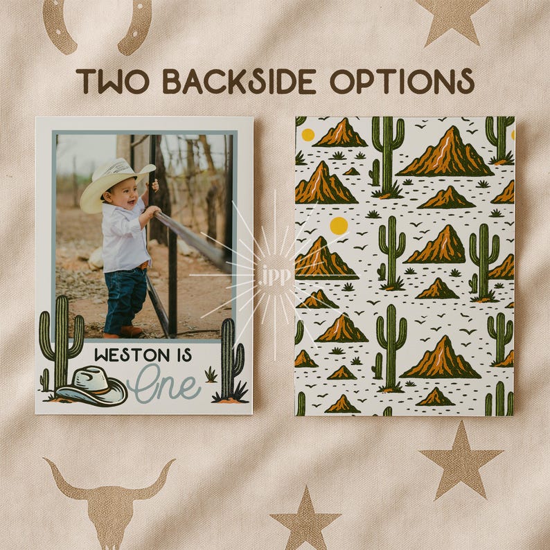 K&ouml;nnte beinhalten: Fotokarte mit einem Foto eines Babys mit Cowboyhut und Jeans. Die Karte hat eine Kaktus- und Hutgrafik mit dem Text "Weston is One". Die R&uuml;ckseite zeigt ein W&uuml;stenlandschaftsmuster.
