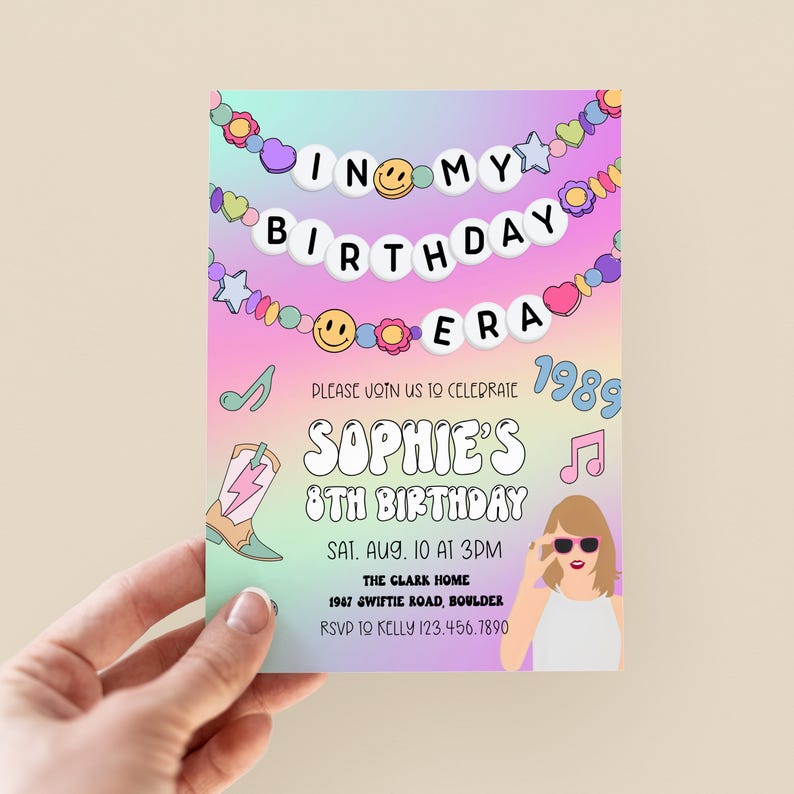 Puede incluir: Una colorida invitaci&oacute;n de cumplea&ntilde;os con el texto "In My Birthday Era" y "Sophie's 8th Birthday". El dise&ntilde;o incluye notas musicales, una bota de vaquero y una imagen de dibujos animados de una persona con gafas de sol.
