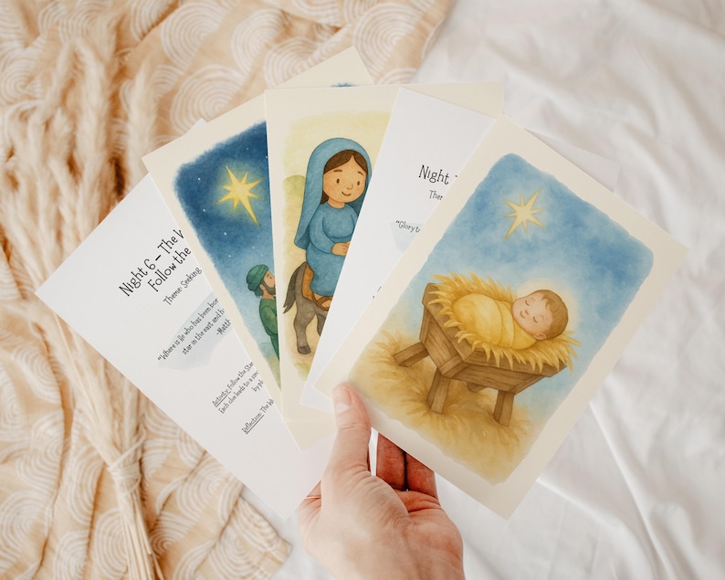 Może przedstawiać: Ręka trzyma stos ilustrowanych kart o tematyce religijnej. Karty przedstawiają akwarelowe obrazy scen biblijnych, w tym gwiazdę, kobietę na osiołku i dziecko w żłobie. Tekst na kartach brzmi "Night 6 - The V Follow the star".