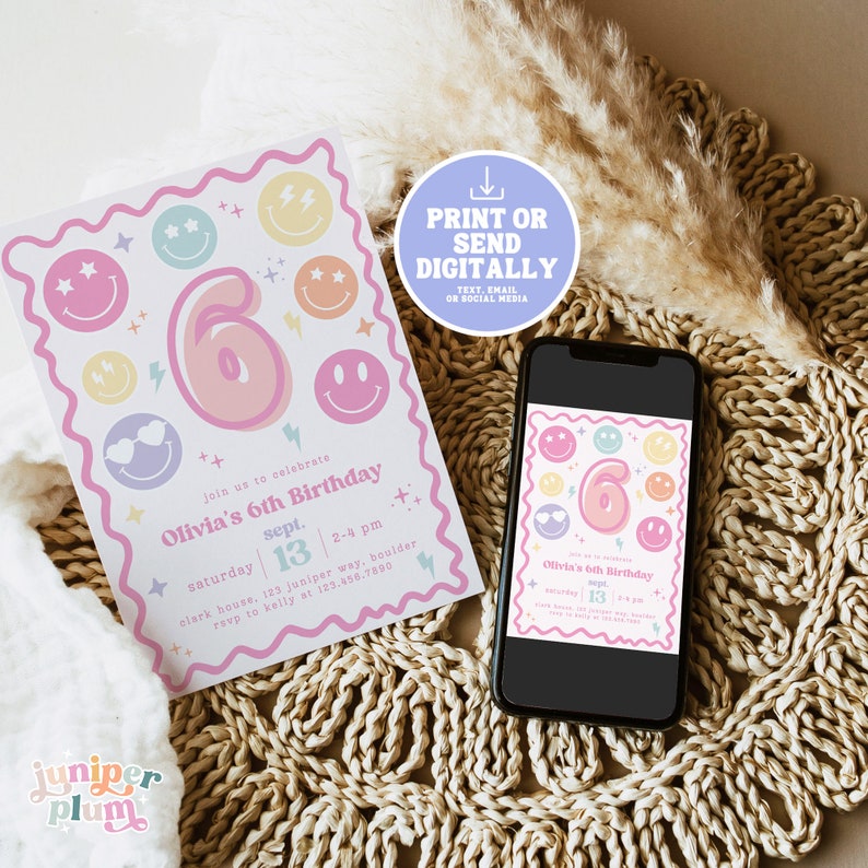 Pu&ograve; includere: Un invito di compleanno rosa e bianco con un grande numero sei rosa circondato da faccine sorridenti colorate. Il testo recita "Olivia's 6th Birthday" e include la data, l'ora e il luogo della festa.