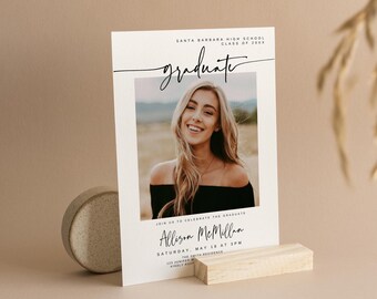 Può includere: Un annuncio di laurea bianco con una foto in bianco e nero di una donna sorridente. L'annuncio dice "graduate" in un font corsivo e include il nome del laureato, la data e l'ora dell'evento.