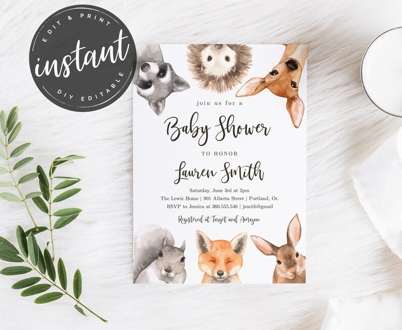 K&ouml;nnte beinhalten: Eine Babyparty-Einladung mit Wald-Thema. Die Einladung zeigt eine Aquarell-Illustration eines Waschb&auml;ren, Igels, Rehs, Eichh&ouml;rnchens, Fuchses und Kaninchens. Der Text auf der Einladung lautet: "Schlie&szlig;en Sie sich uns zu einer Babyparty zu Ehren von Lauren Smith an. Samstag, 3. Juni um 14:00 Uhr. The Lewis Home | 901 Alberta Street | Portland, OR. RSVP an Jessica unter 360.555.546 | jsmith@gmail. Registriert bei Target und Amazon."