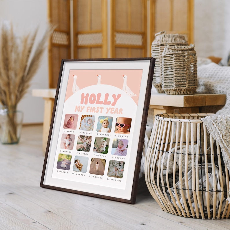 K&ouml;nnte beinhalten: Ein rosa-wei&szlig;es Baby-Foto-Collage f&uuml;r das erste Jahr mit dem Namen "HOLLY" und dem Text "MY FIRST YEAR". Die Collage zeigt 12 Fotos eines Babys in verschiedenen Altersstufen, von 1 Monat bis 12 Monate.