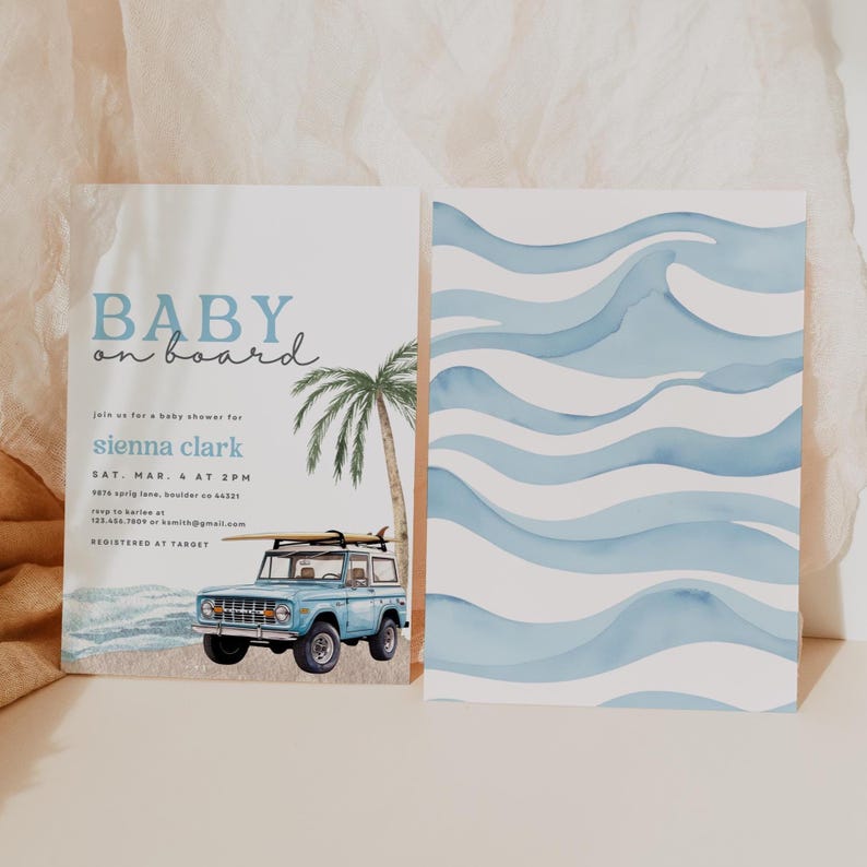 Puede incluir: Una invitaci&oacute;n de baby shower azul y blanca con un jeep azul con una tabla de surf en la parte superior. La invitaci&oacute;n dice "Baby on board" y tiene una palmera y olas en el fondo. El texto de la invitaci&oacute;n dice "Join us for a baby shower for Sienna Clark, Sat. Mar. 4 at 2pm, 8874 Spring Lane, Boulder CO 80301, RSVP to Karlie at ksmith@gmail.com, Registered at Target."