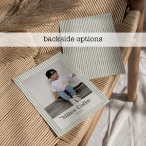 Puede incluir: Una tarjeta rectangular con una fotograf&iacute;a de un ni&ntilde;o en un monopat&iacute;n, con el texto Miles Colin 20XX impreso debajo. La tarjeta tiene un borde de rayas verticales en verde claro y blanco. Una segunda tarjeta muestra el mismo patr&oacute;n de rayas.