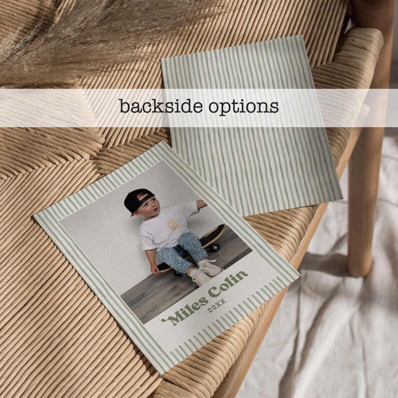 Puede incluir: Una tarjeta rectangular con una fotograf&iacute;a de un ni&ntilde;o en un monopat&iacute;n, con el texto Miles Colin 20XX impreso debajo. La tarjeta tiene un borde de rayas verticales en verde claro y blanco. Una segunda tarjeta muestra el mismo patr&oacute;n de rayas.