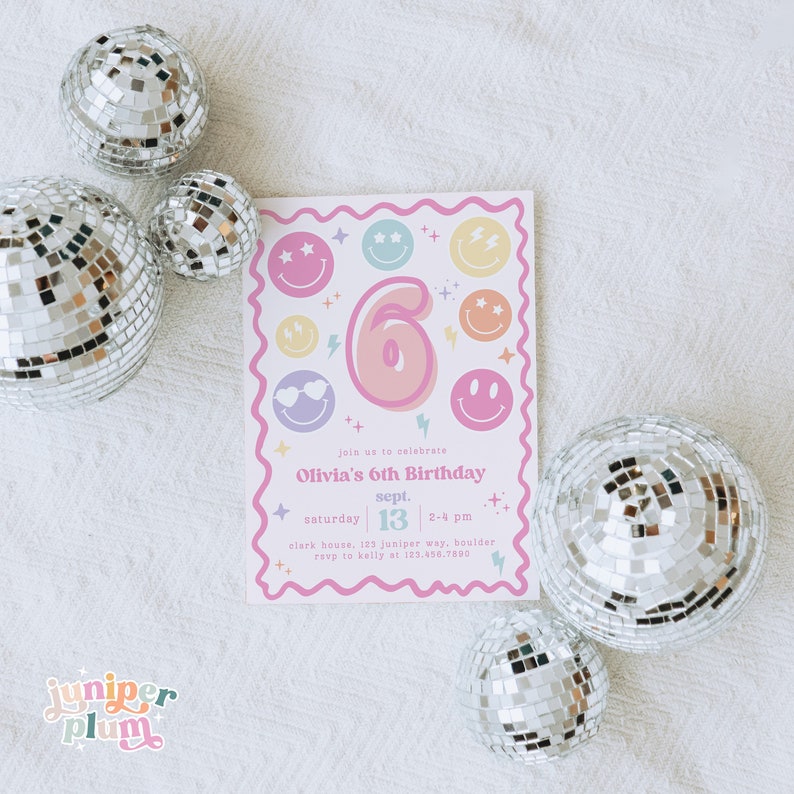 Pu&ograve; includere: Un invito di compleanno rosa e bianco con un grande numero sei circondato da faccine sorridenti colorate. Il testo recita "Unisciti a noi per festeggiare il 6&deg; compleanno di Olivia, sett. 13, sabato dalle 14:00 alle 16:00, Clark House, 125 Juniper Way, Boulder, RSVP a Kelly al 123.456.7890."