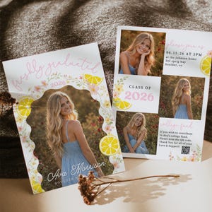 K&ouml;nnte beinhalten: Abschlussank&uuml;ndigungskarten mit einem Foto einer Frau in einem hellblauen Kleid. Die Karten zeigen den Text "freshly graduated 2026" und "Class of 2026". Zitronen- und Blumendesigns verzieren die Karten. Die Karten enthalten auch den Namen "Ava Morrison".
