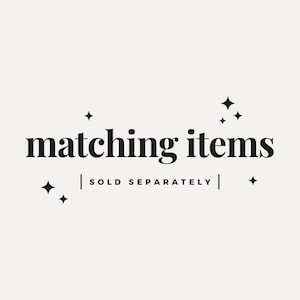 Puede incluir: Logotipo en blanco y negro con el texto "matching items" y la frase "sold separately" debajo. El logotipo est&aacute; decorado con peque&ntilde;as estrellas.