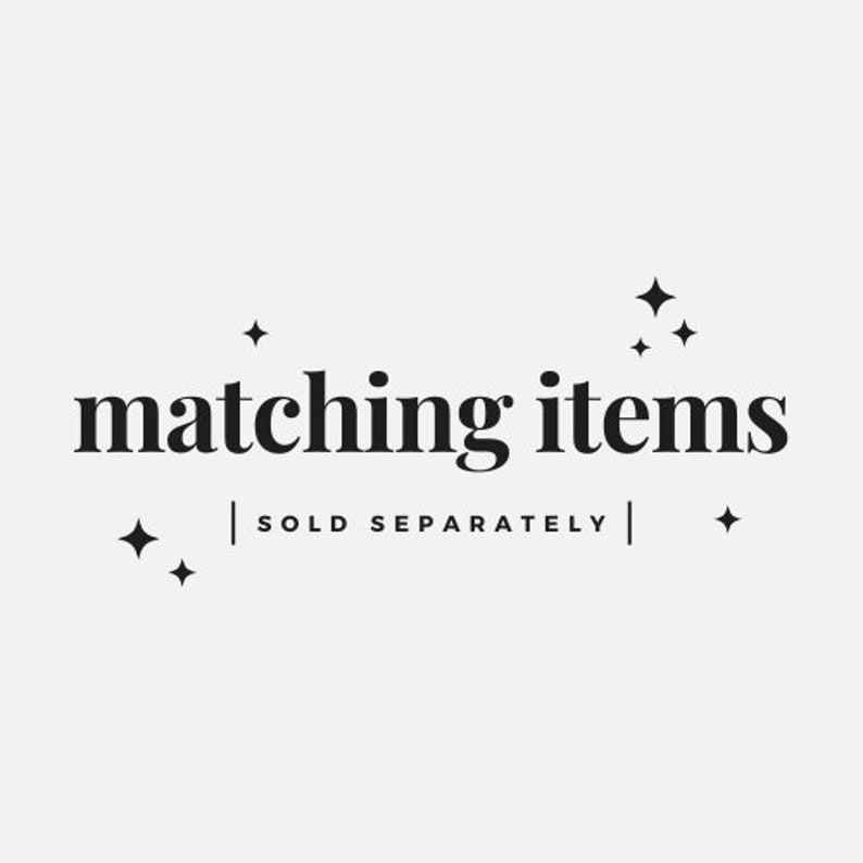 Puede incluir: Logotipo en blanco y negro con el texto "matching items" y la frase "sold separately" debajo. El logotipo est&aacute; decorado con peque&ntilde;as estrellas.