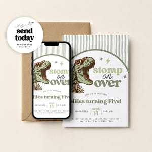 Puede incluir: Una tarjeta de invitaci&oacute;n de cumplea&ntilde;os y un tel&eacute;fono inteligente que muestra el mismo dise&ntilde;o, con un dinosaurio verde con gafas de sol rojas, el texto "stomp on over" y "Miles turning Five!" junto a los detalles del evento.