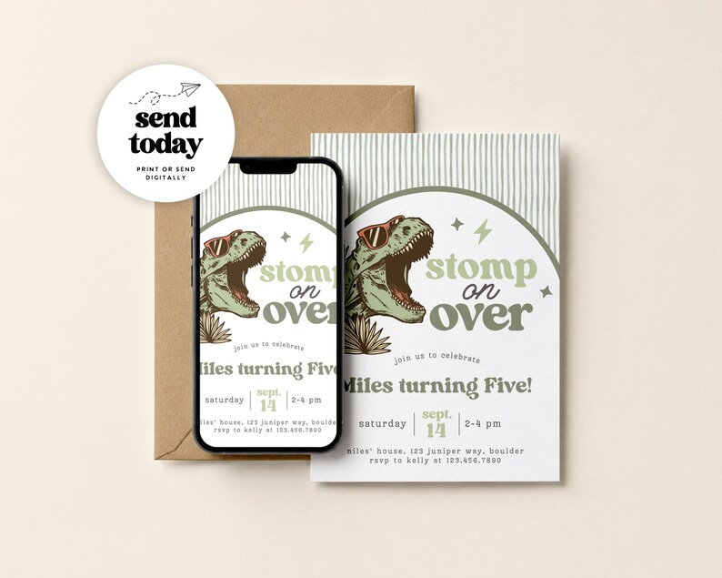 Puede incluir: Una tarjeta de invitaci&oacute;n de cumplea&ntilde;os y un tel&eacute;fono inteligente que muestra el mismo dise&ntilde;o, con un dinosaurio verde con gafas de sol rojas, el texto "stomp on over" y "Miles turning Five!" junto a los detalles del evento.