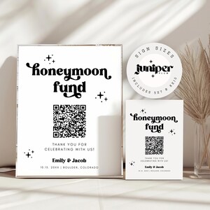K&ouml;nnte beinhalten: Zwei wei&szlig;e Schilder mit schwarzem Text und einem schwarz-wei&szlig;en QR-Code. Das gr&ouml;&szlig;ere Schild zeigt "honeymoon fund" in einer Retro-Schriftart mit Sternen und dem Text "Vielen Dank f&uuml;rs Feiern mit uns! Emily & Jacob 10.15. 20XX | Boulder, Colorado". Das kleinere Schild zeigt "honeymoon fund" in einer Retro-Schriftart mit Sternen und dem Text "Vielen Dank f&uuml;rs Feiern mit uns! Emily & Jacob".