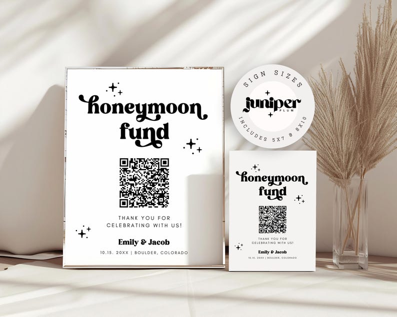 K&ouml;nnte beinhalten: Zwei wei&szlig;e Schilder mit schwarzem Text und einem schwarz-wei&szlig;en QR-Code. Das gr&ouml;&szlig;ere Schild zeigt "honeymoon fund" in einer Retro-Schriftart mit Sternen und dem Text "Vielen Dank f&uuml;rs Feiern mit uns! Emily & Jacob 10.15. 20XX | Boulder, Colorado". Das kleinere Schild zeigt "honeymoon fund" in einer Retro-Schriftart mit Sternen und dem Text "Vielen Dank f&uuml;rs Feiern mit uns! Emily & Jacob".