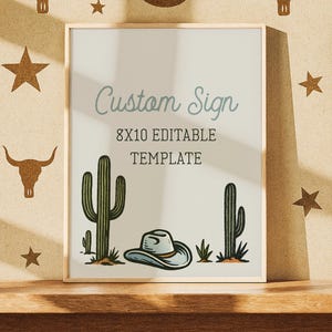 K&ouml;nnte beinhalten: Ein gerahmtes Schild mit Western-Thema. Das Schild zeigt einen Cowboyhut, Kakteen und den Text "Custom Sign 8x10 Editable Template". Dekorative Elemente sind Sterne, ein Hufeisen und Bullensch&auml;del. Das Schild wird auf einer Holzoberfl&auml;che angezeigt.