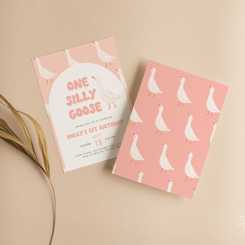 K&ouml;nnte beinhalten: Rosa-wei&szlig;e Geburtstagseinladung mit einer Comic-Gans und dem Text "One Silly Goose" und "Holly's 1st Birthday".