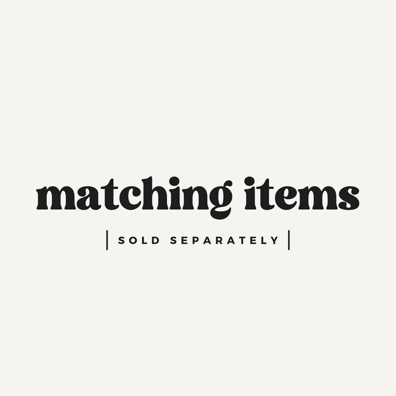 K&ouml;nnte beinhalten: Bild mit dem Text "matching items" in fetter, schwarzer Schrift. Darunter steht der Satz "SOLD SEPARATELY" in kleinerer, schwarzer Schrift, getrennt durch vertikale Linien. Der Hintergrund ist einfarbig cremefarben.