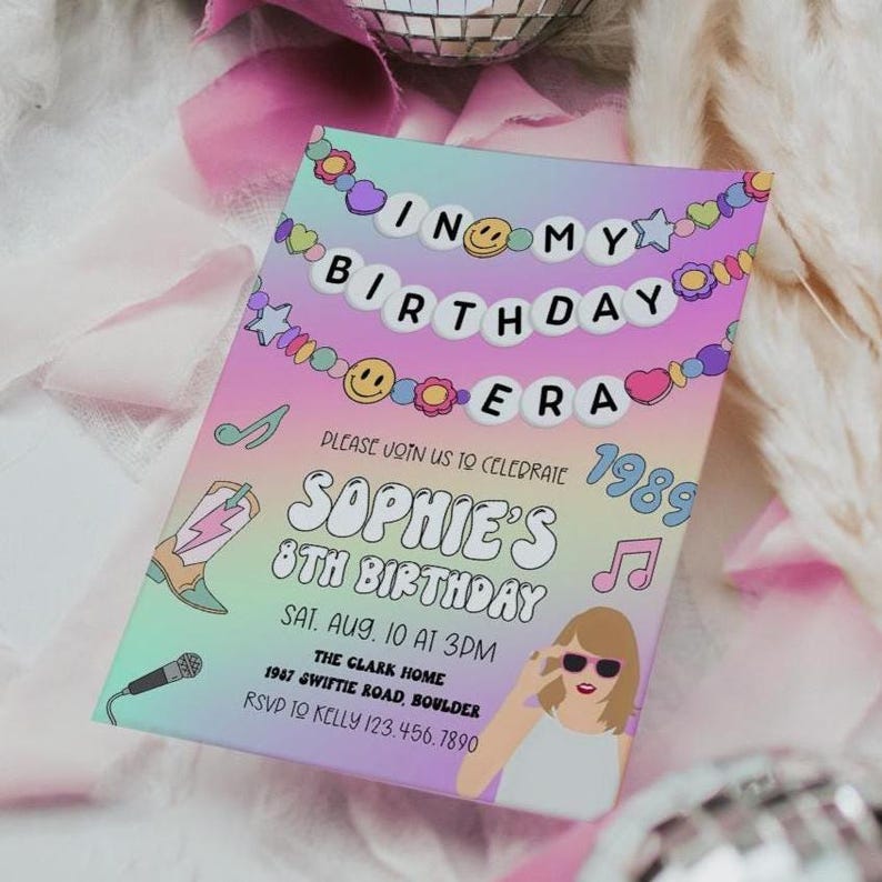 Puede incluir: Una colorida invitaci&oacute;n de cumplea&ntilde;os con el texto "In My Birthday Era" y "Sophie's 8th Birthday". El dise&ntilde;o incluye notas musicales, una bota de vaquero y un micr&oacute;fono. La invitaci&oacute;n est&aacute; decorada con colores pastel y una ilustraci&oacute;n de dibujos animados de una persona con gafas de sol.