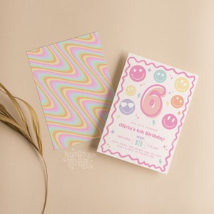 Pu&ograve; includere: Un invito di compleanno rosa e bianco con uno sfondo a spirale colorato. L'invito presenta un grande numero sei rosa con faccine sorridenti e stelle. Il testo recita "Unisciti a noi per festeggiare il 6&deg; compleanno di Olivia, sabato 13 settembre, dalle 14:00 alle 16:00, Clark House, 123 Juniper Way, Boulder, RSVP a Kelly al 123.456.7880."