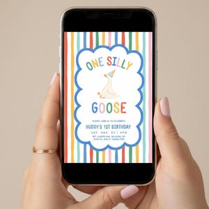 Puede incluir: Una pantalla de smartphone que muestra una invitaci&oacute;n de cumplea&ntilde;os con un fondo de rayas verticales en rojo, naranja, amarillo, verde y azul. Un marco festoneado azul central contiene un ganso con un gorro de fiesta y el texto ONE SILLY GOOSE.