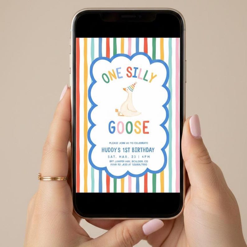 Puede incluir: Una pantalla de smartphone que muestra una invitaci&oacute;n de cumplea&ntilde;os con un fondo de rayas verticales en rojo, naranja, amarillo, verde y azul. Un marco festoneado azul central contiene un ganso con un gorro de fiesta y el texto ONE SILLY GOOSE.