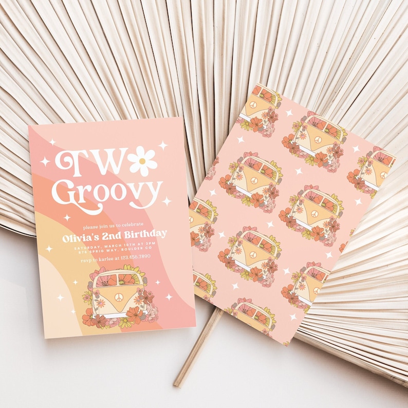 Puede incluir: Una invitaci&oacute;n rosa y naranja con una fuente groovy que dice "TW Groovy" y una flor. La invitaci&oacute;n es para el 2&ordm; cumplea&ntilde;os de Olivia. La invitaci&oacute;n tiene una furgoneta vintage con flores.