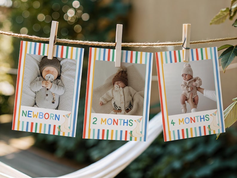 Puede incluir: Tres tarjetas de hitos rectangulares colgadas de una cuerda con pinzas de madera. Cada tarjeta presenta un borde de rayas verticales de colores, una fotograf&iacute;a de beb&eacute; y el texto NEWBORN, 2 MONTHS y 4 MONTHS con un peque&ntilde;o gr&aacute;fico de gorro.