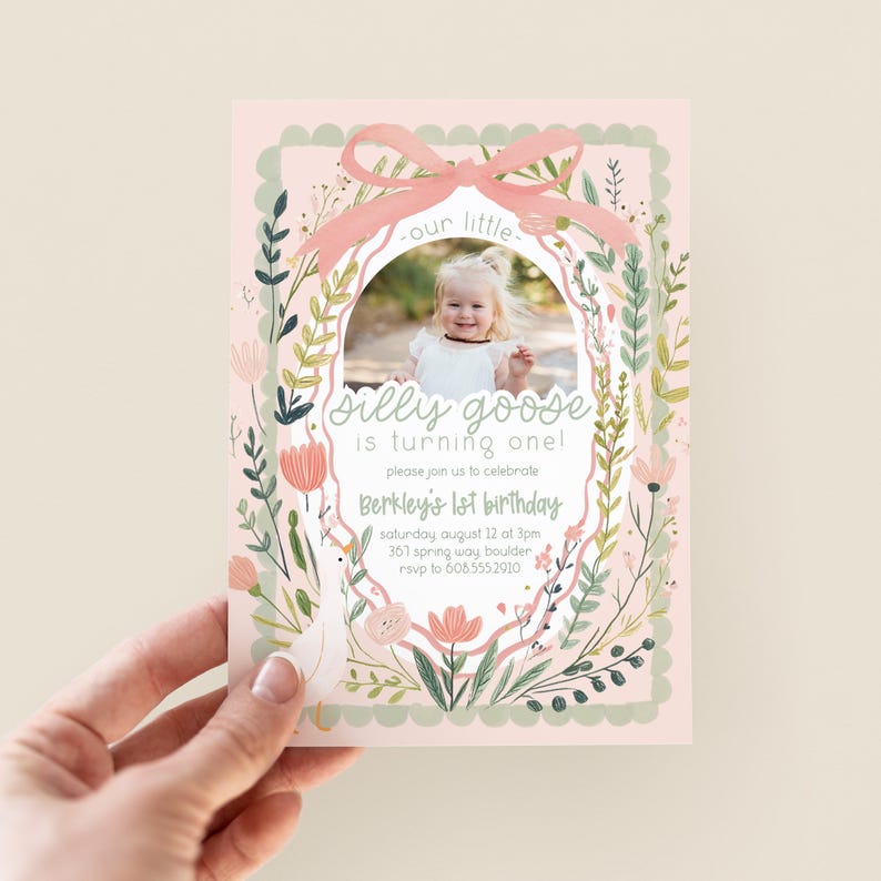 Inbjudan till födelsedag med en fånig gås, utskrivbar rosa inbjudan till 1-årsfödelsedagsflicka med foto, gås 1-årsfödelsedag, mall för gåsinbjudan bild 1