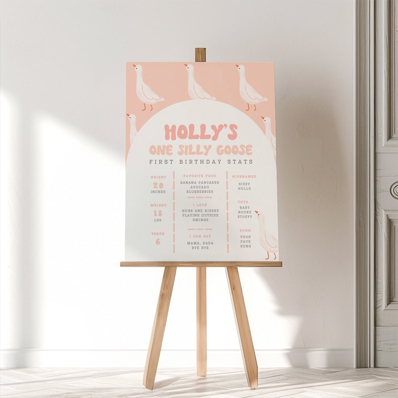 K&ouml;nnte beinhalten: Ein rosa-wei&szlig;es, druckbares Schild zum ersten Geburtstag mit einem G&auml;nse-Motiv. Das Schild lautet "Holly's One Silly Goose First Birthday Stats" und enth&auml;lt Details wie Gr&ouml;&szlig;e, Gewicht, Lieblingsessen und Spitznamen.
