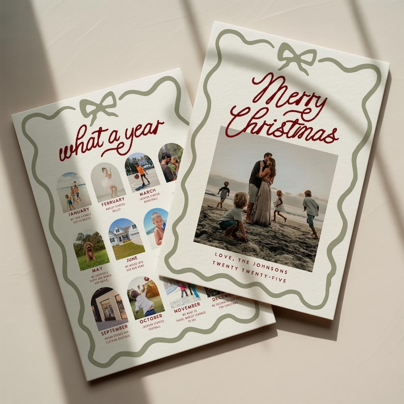Pode incluir: Dois cart&otilde;es de Natal com fundo creme e borda verde. Um cart&atilde;o diz "Merry Christmas" em escrita vermelha com uma foto de fam&iacute;lia. O outro diz "what a year" com fotos para cada m&ecirc;s.