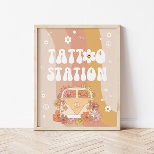 Letrero de estación de tatuajes con mucho estilo, decoración de fiesta hippie, letrero de cumpleaños con mucho estilo, cumpleaños de margaritas, tatuajes retro de los años 70, paz, amor, descarga instantánea 722
