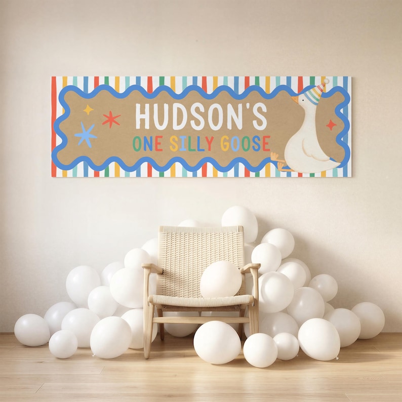 Puede incluir: Una pancarta rectangular con un centro color canela, un borde ondulado azul y un borde a rayas de colores. El texto dice HUDSON'S ONE SILLY GOOSE en letras blancas y multicolores, acompa&ntilde;ado de un ganso blanco con un gorro de fiesta a rayas.