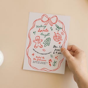 Puede incluir: Una invitaci&oacute;n a una fiesta de Navidad roja y verde con un dise&ntilde;o dibujado a mano. La invitaci&oacute;n dice "Making Spirits Bright" e incluye un hombre de jengibre, un &aacute;rbol de Navidad, una bola de discoteca y un bast&oacute;n de caramelo. La invitaci&oacute;n es para el 12 de diciembre de 18:00 a 21:00 horas y est&aacute; organizada por los Johnsons.