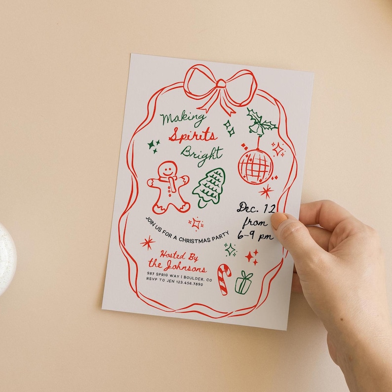 Puede incluir: Una invitaci&oacute;n a una fiesta de Navidad roja y verde con un dise&ntilde;o dibujado a mano. La invitaci&oacute;n dice "Making Spirits Bright" e incluye un hombre de jengibre, un &aacute;rbol de Navidad, una bola de discoteca y un bast&oacute;n de caramelo. La invitaci&oacute;n es para el 12 de diciembre de 18:00 a 21:00 horas y est&aacute; organizada por los Johnsons.