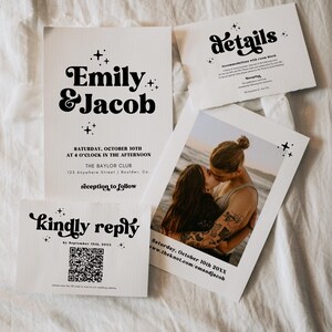 K&ouml;nnte beinhalten: Hochzeitseinladung im Schwarz-Wei&szlig;-Design. Die Einladung zeigt die Namen des Paares, "Emily & Jacob", in einer Retro-Schriftart mit Sternen. Die Einladung enth&auml;lt Datum, Uhrzeit und Ort der Hochzeitszeremonie und des Empfangs. Ein QR-Code ist enthalten, damit die G&auml;ste ihre Teilnahme best&auml;tigen k&ouml;nnen.
