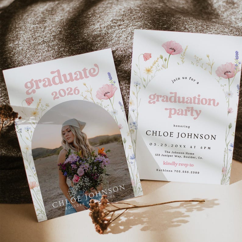 Puede incluir: Dos anuncios de graduaci&oacute;n blancos con detalles florales. Una tarjeta dice "Graduate 2026" y presenta una foto de una graduada. La otra tarjeta dice "Graduation Party" con detalles del evento e informaci&oacute;n de RSVP.